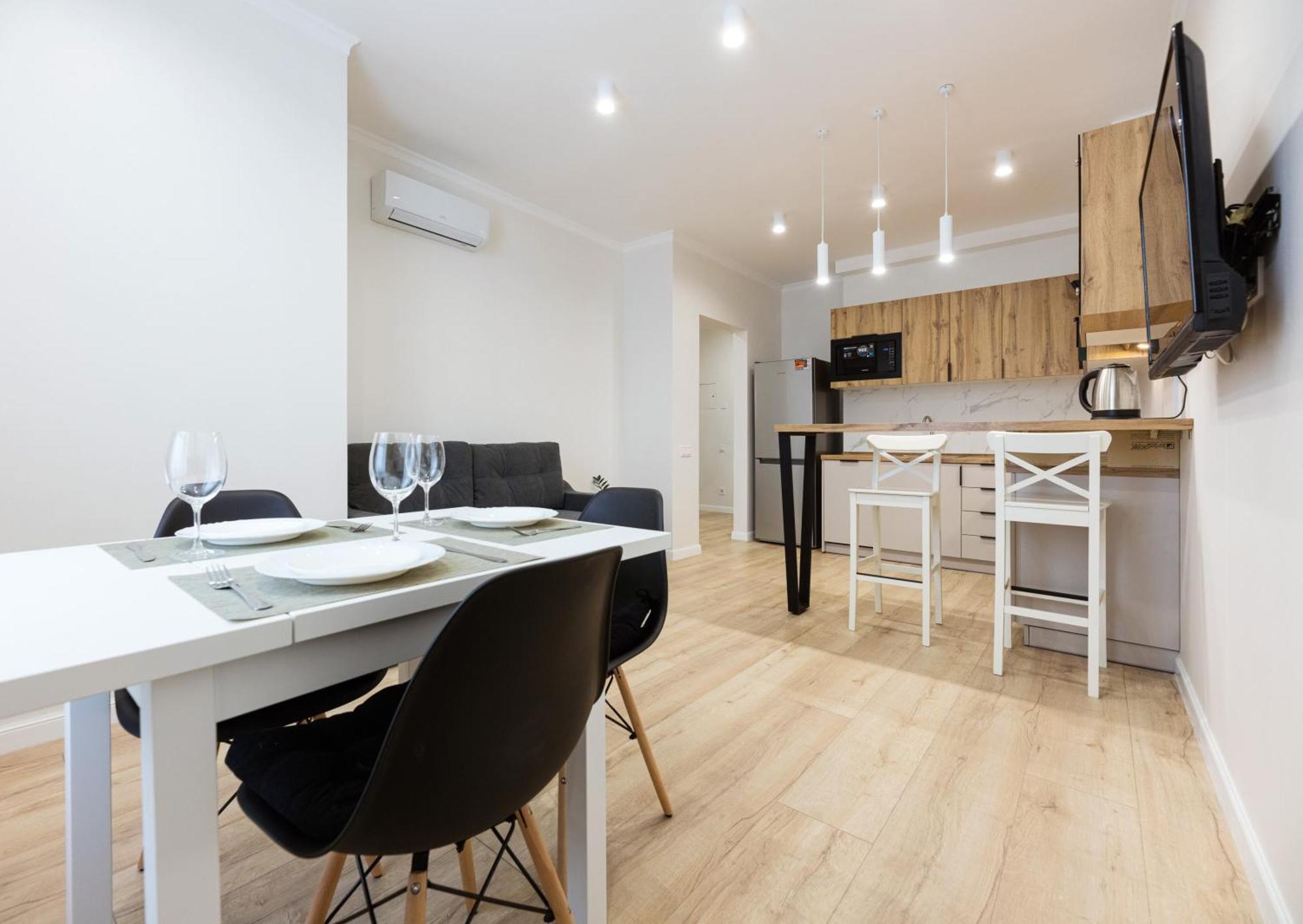 Квартири Люкс Метро Чернігівська Apartment Kyiv Exterior photo